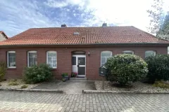Freistehendes Einfamilienhaus in Kunrau/Klötze, Altmark: Klinkerhaus Ansicht von der Straße mit hübsch bepflanzten Beeten