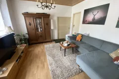 Freistehendes Einfamilienhaus in Kunrau/Klötze, Altmark: Wohnraum mit Sofa, Fernseher und Schrank