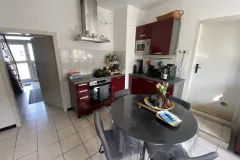 Freistehendes Einfamilienhaus in Kunrau/Klötze, Altmark: Küche mit hellen Fliesen und kleiner Sitzgruppe