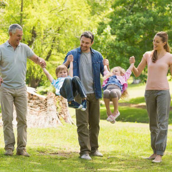 Eine fröhliche Familie mit Kindern, Eltern und Großeltern in einem Park