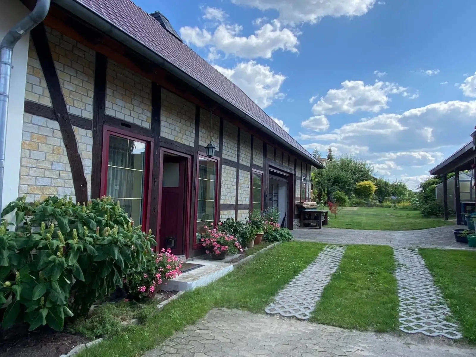 Einfamilienhaus in Lockstedt saniert zum Kauf – vor drei Jahren saniert, gepflegt, Klinker beige, Fachwerk, große Fenster, Rasenfläche gepflegt